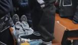大學老師演示催眠術 學生被踩沒反應