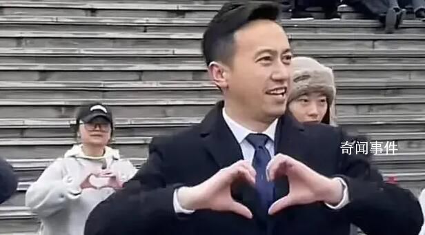 鎮(zhèn)長跳《愛你》笑得嘴角壓不住 引臺下陣陣歡呼