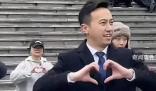鎮(zhèn)長跳《愛你》笑得嘴角壓不住 引臺下陣陣歡呼
