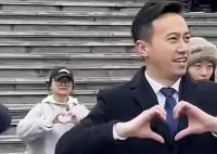 鎮(zhèn)長(zhǎng)跳《愛(ài)你》笑得嘴角壓不住 引臺(tái)下陣陣歡呼