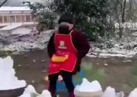 成都人開(kāi)始賣(mài)雪 雪人20元一個(gè)