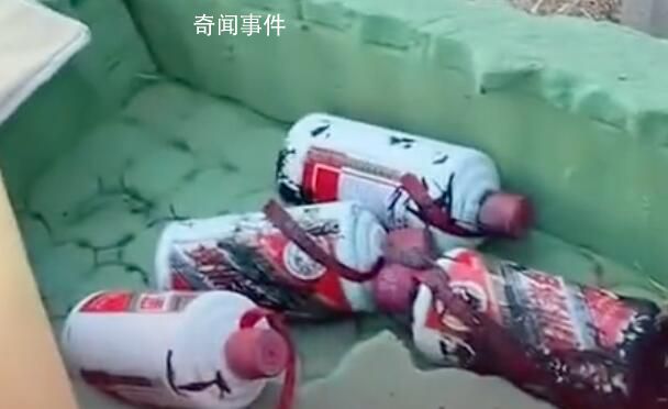 山東一臭水溝驚現8箱飛天茅臺 引發周邊群眾圍觀