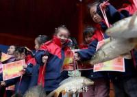 河南一小學給學生送魚當獎品 引發網友關注