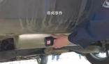 女子為躲檢查在執(zhí)法車上偷裝GPS