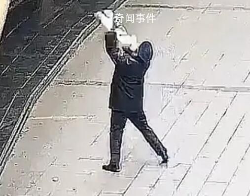 商場保安徒手接住墜樓嬰兒 這一事件在網絡上引發大量傳播