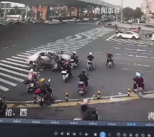 轎車轉彎時連撞7輛電動車 事故原因及后續處理如下