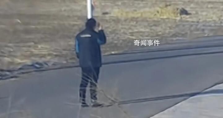 返程時(shí)監(jiān)控發(fā)現(xiàn)媽媽在路口站了很久