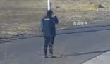 返程時監控發現媽媽在路口站了很久