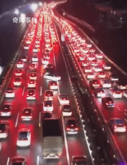 春節返程擁堵:尾燈連成一條紅線