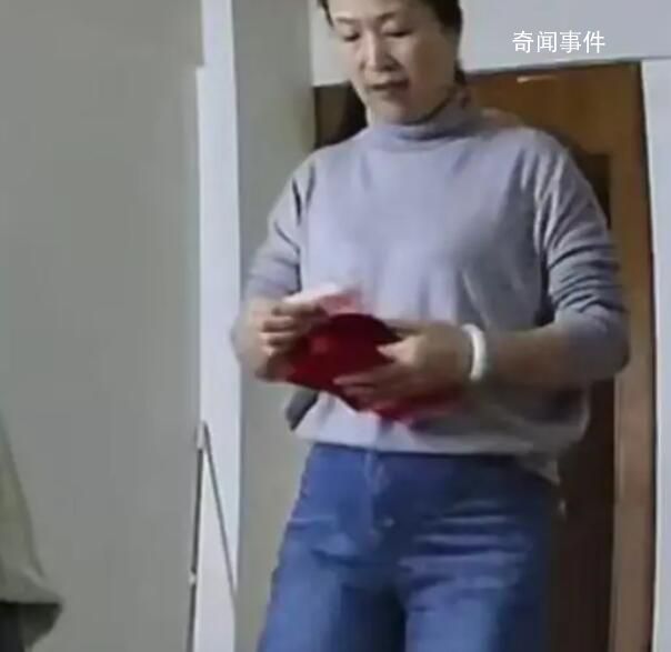 女生在監(jiān)控中發(fā)現(xiàn)媽媽偷數(shù)自己紅包