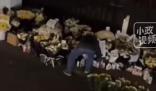 男子拿走用來(lái)悼念宗慶后的AD鈣奶 引起了人們的廣泛關(guān)注