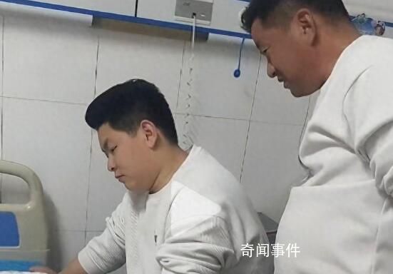 80后男子當爺爺目不轉睛盯著小孫女